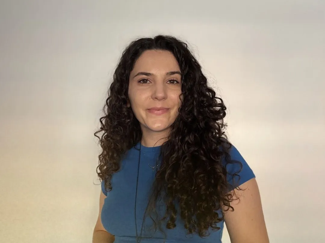 Paula Pricope în bluză albastră