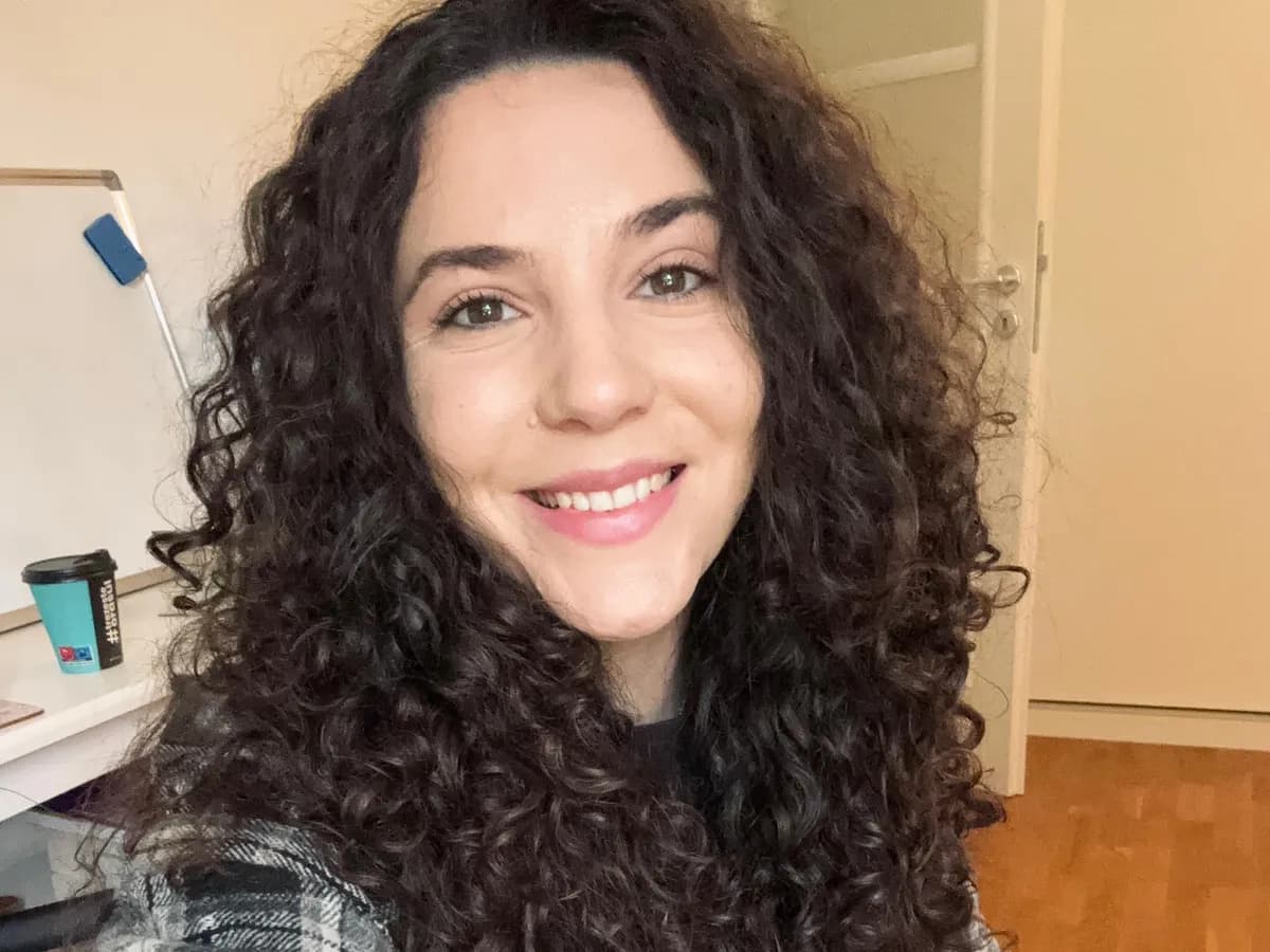 Paula Pricope zâmbind, acasă