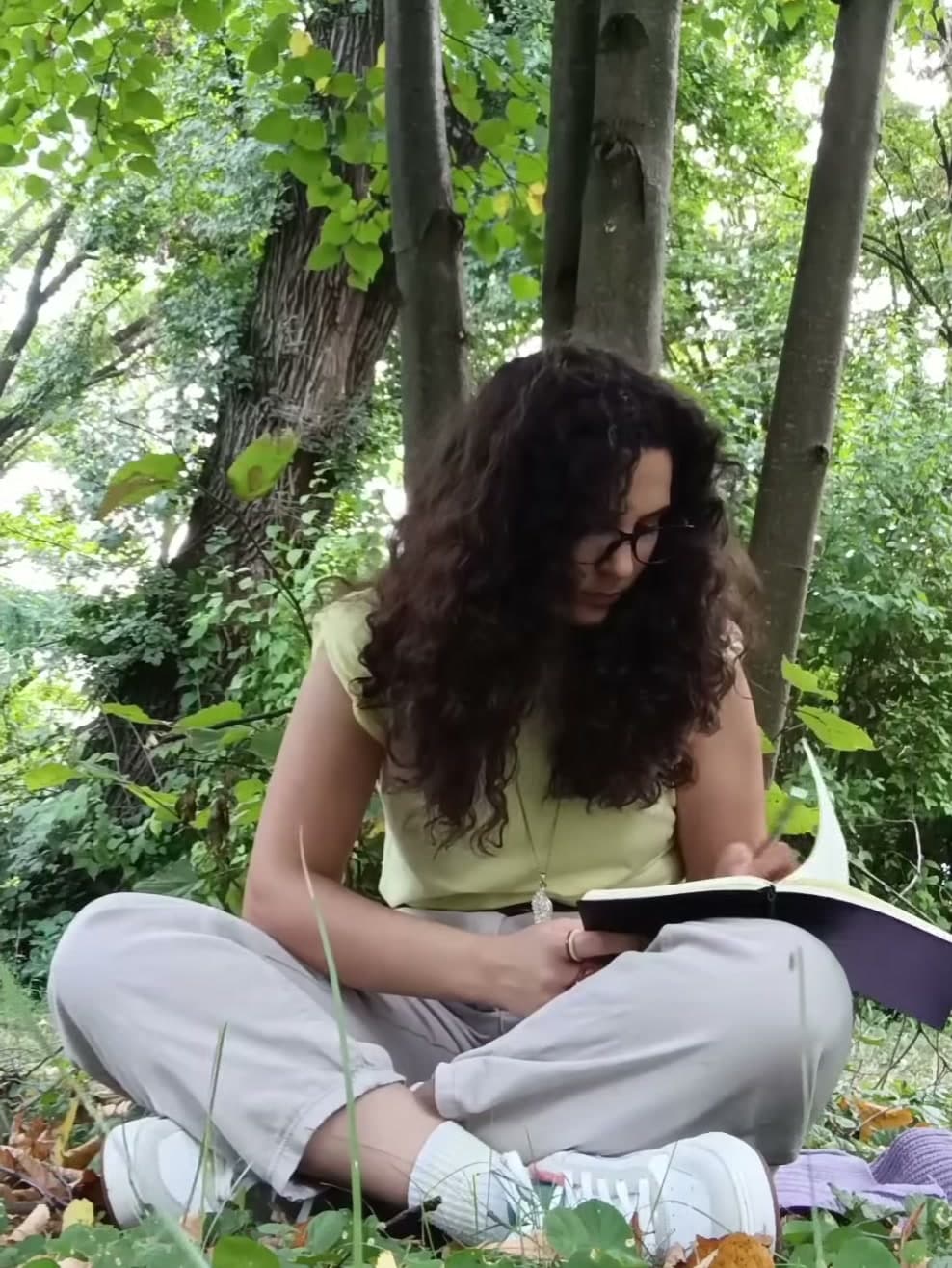 Paula Pricope citind în parc