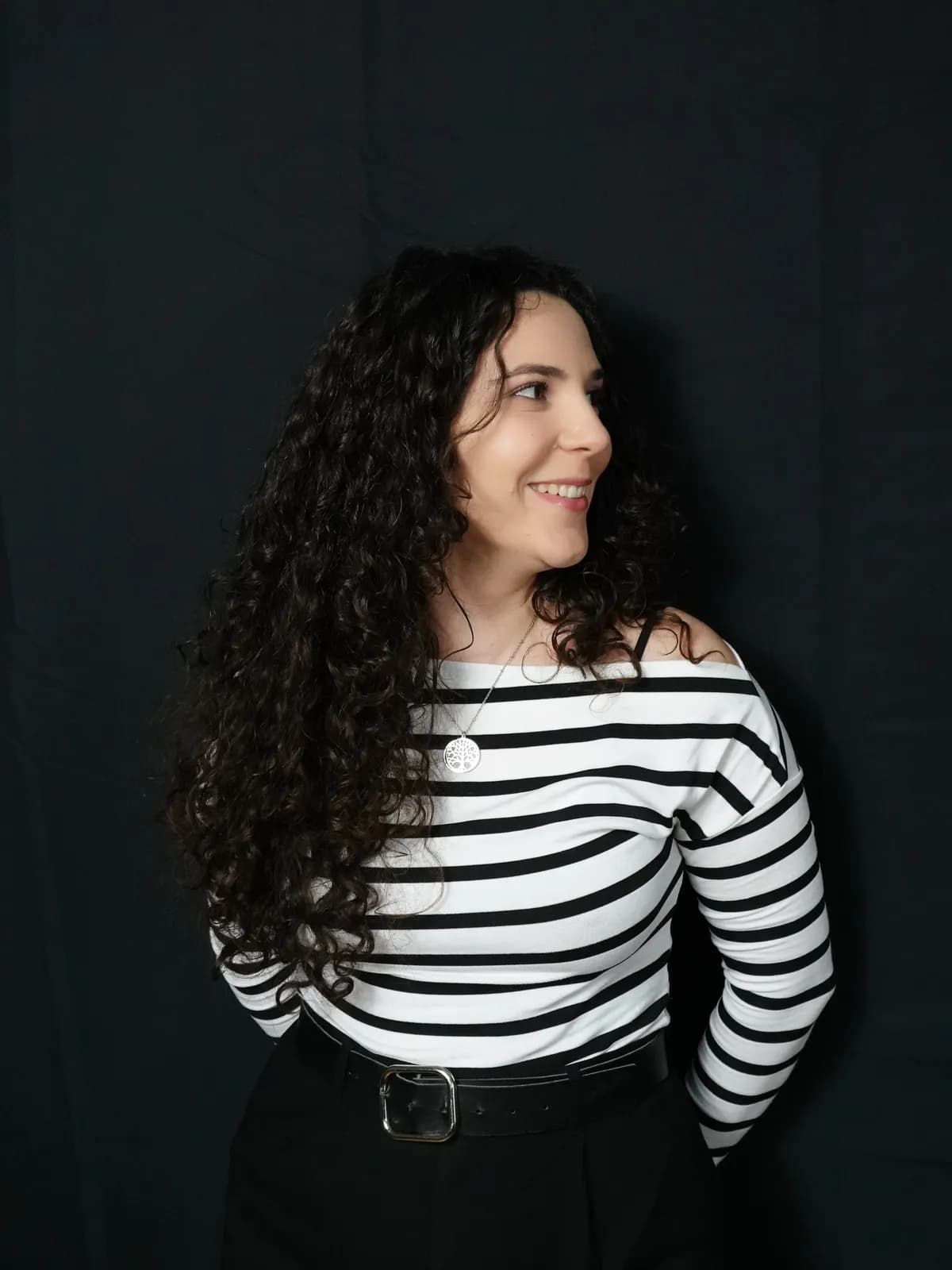 Paula Pricope zâmbind, privind în lateral