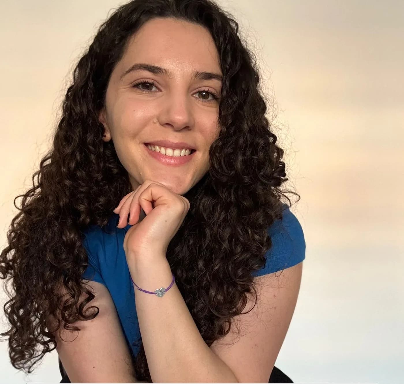 Paula Pricope zâmbind, cu mâna sub bărbie